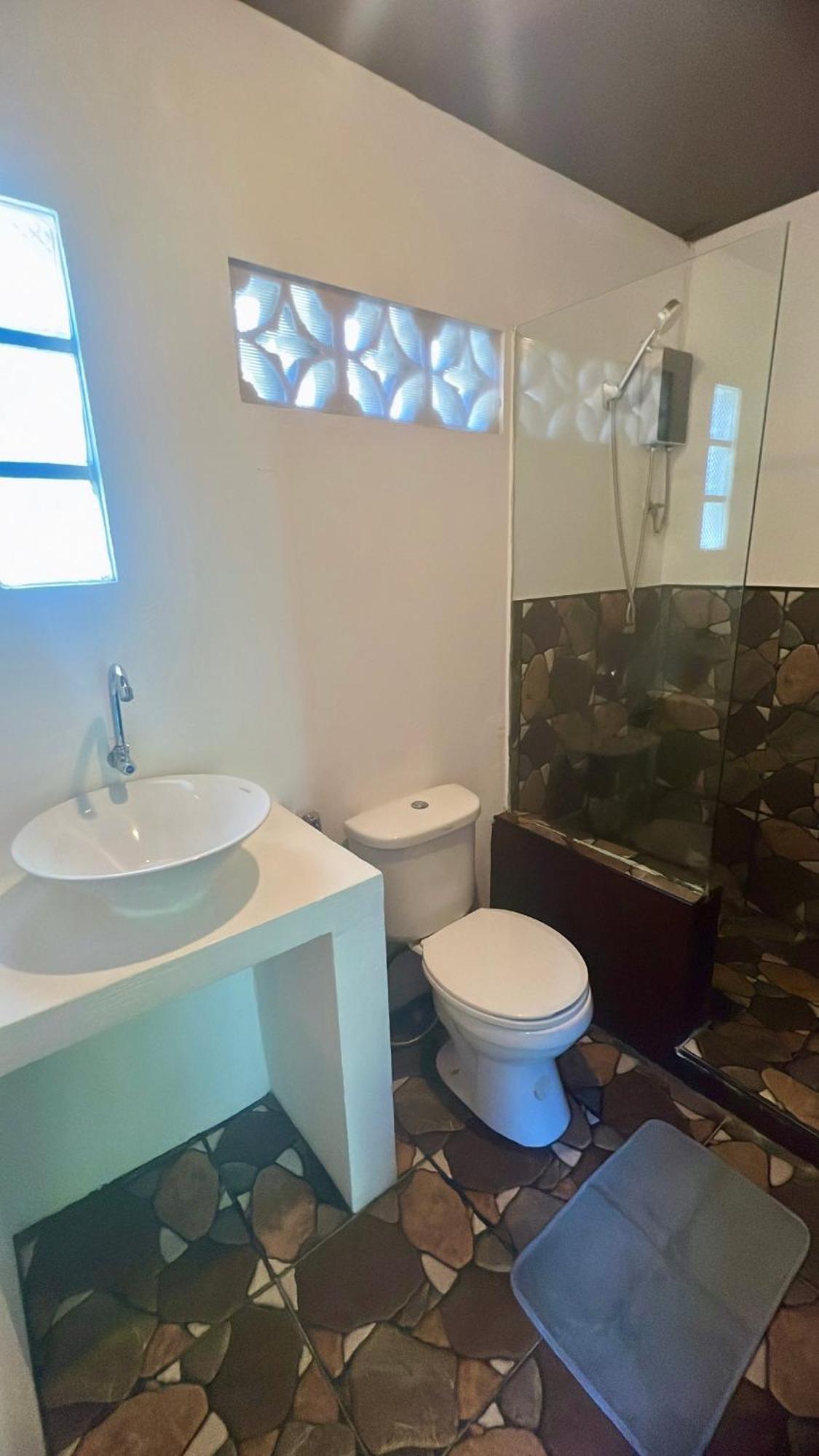 Yay Lodge Siargao, Private Room 1 With Ac & Hot Shower And Fast Starlink Wifi جنرال لونا المظهر الخارجي الصورة